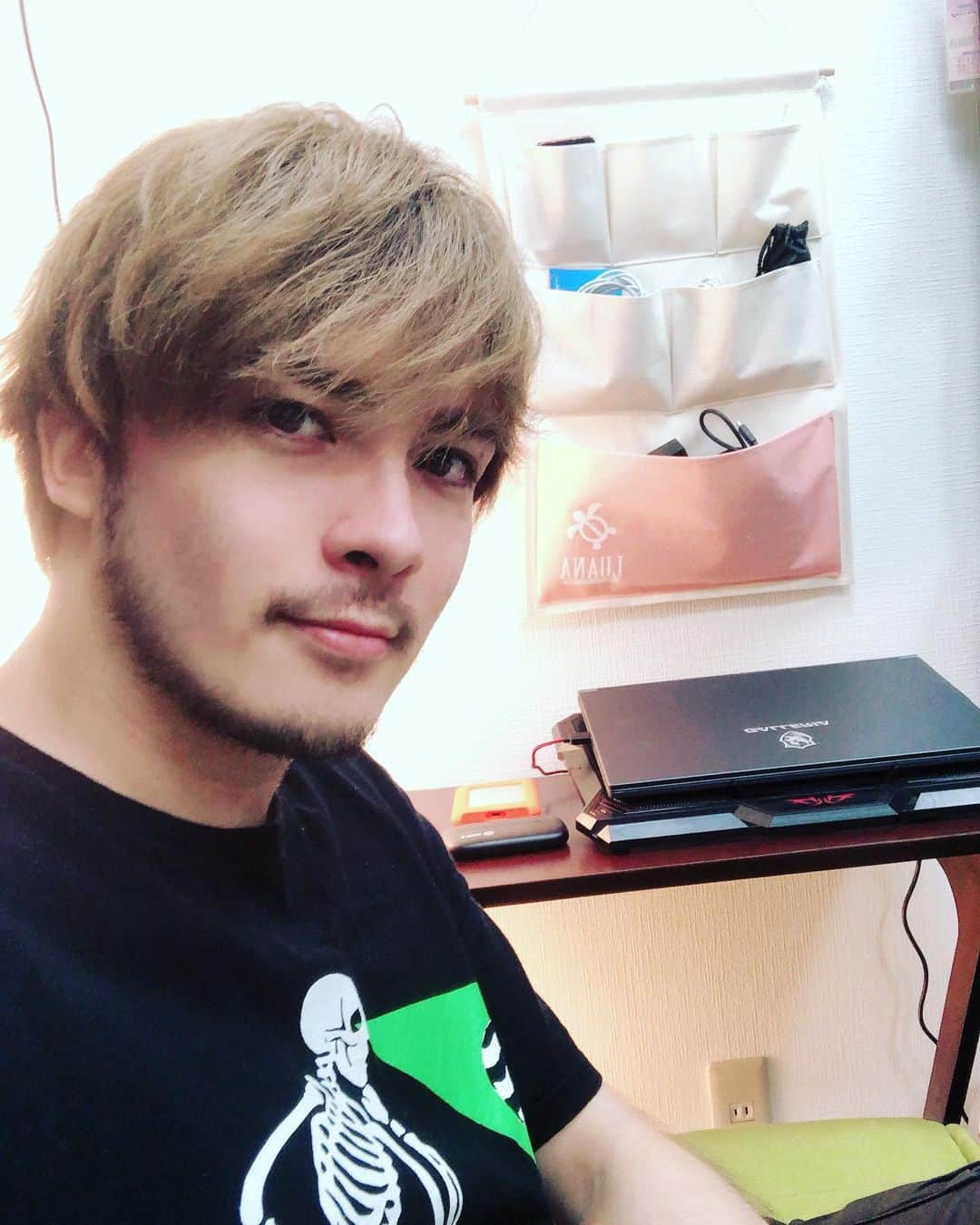 冨森ジャスティンのインスタグラム：「‪自宅での仕事場！‬ ‪非常事態宣言解除されたし、ヒゲ剃るかー。‬ ‪ただ僕はもうしばらく外出自粛します。‬ ‪安心できねぇ。‬ ‪自主的外出自粛。‬」