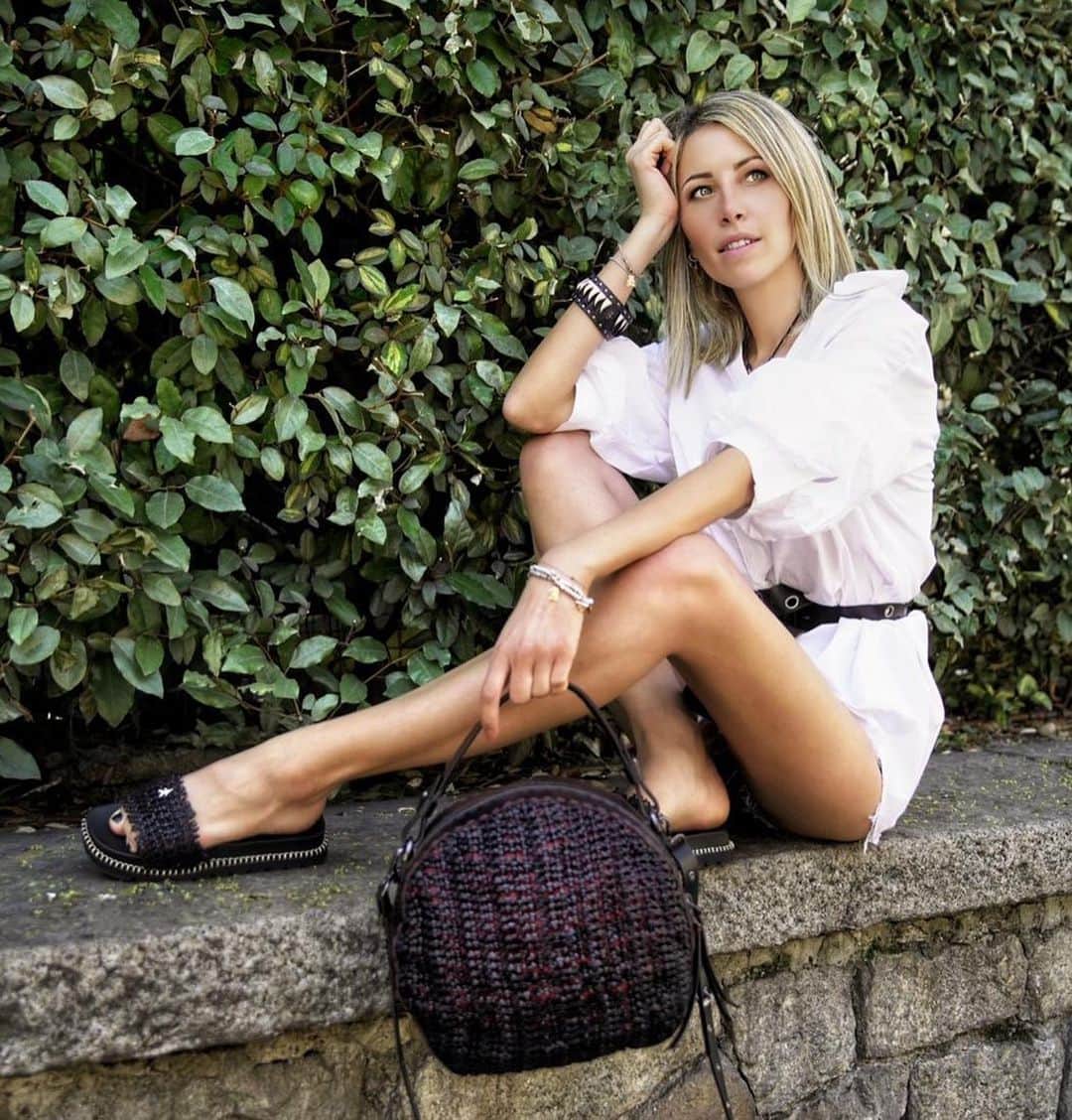 エンリーベグリンのインスタグラム：「Beautiful match in a #HenryBeguelin total look between Cappelliera Intreccio Rete Nero bag and Slipper Intreccio Rete Nero. #HBSS20」