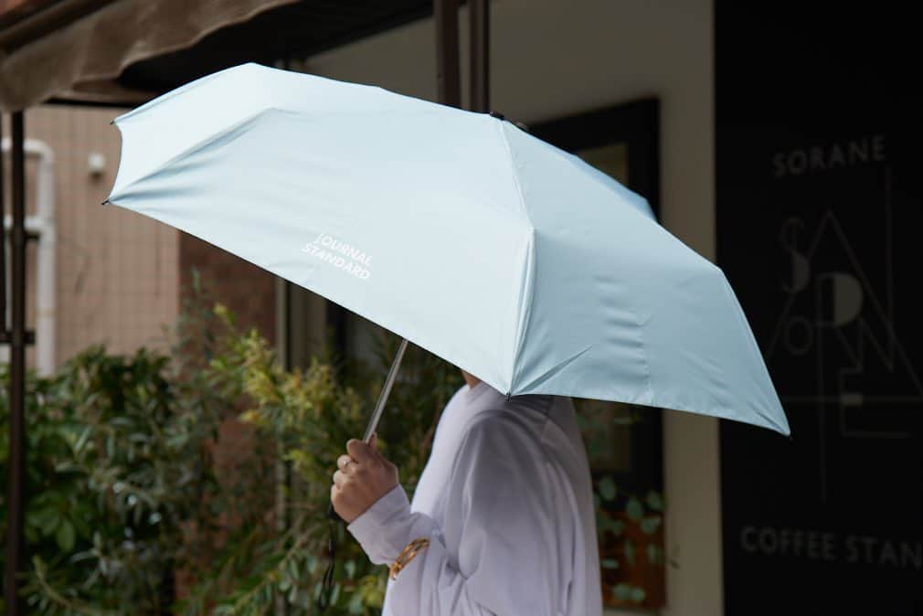 SPRiNGさんのインスタグラム写真 - (SPRiNGInstagram)「7月号付録のジャーナル スタンダードの傘で、雨の季節も楽しく過ごしましょう🥰☂️ Enjoy the rainny season with dress up👗🌂 #スプリング付録#傘#日傘#ジャーナルスタンダード#水色#梅雨」5月25日 23時35分 - spring_tkj