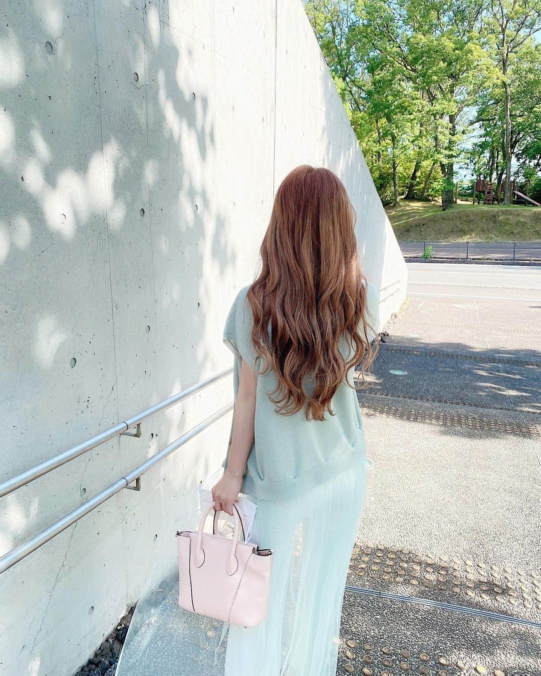 桃華絵里さんのインスタグラム写真 - (桃華絵里Instagram)「🦋 ・ ついに今日からmocoa's bag の 予約販売がスタートしました♡ ・ さっそく沢山のご注文をいただき 本当に嬉しい限りです😭🙏🏻🤍！ ・ 早々 御予約を下さった 皆様 ありがとうございます☺︎ ・ 御予約をいただいた順に  順次 発送をさせていただきます👜📦♡ ・ 今日 私はミントグリーンのチュールカーディガンと  ピンクのバッグを合わせたコーデ♡ ・ 5枚目の動画は ファンの方が送って下さった お着物の生地 .絹で出来たマスク😷✨ ・ 今日 初おろし☺︎うれし♡ 大切に使います！ ありがとうございます🙇🏼‍♀️」5月25日 23時36分 - _momoka828_