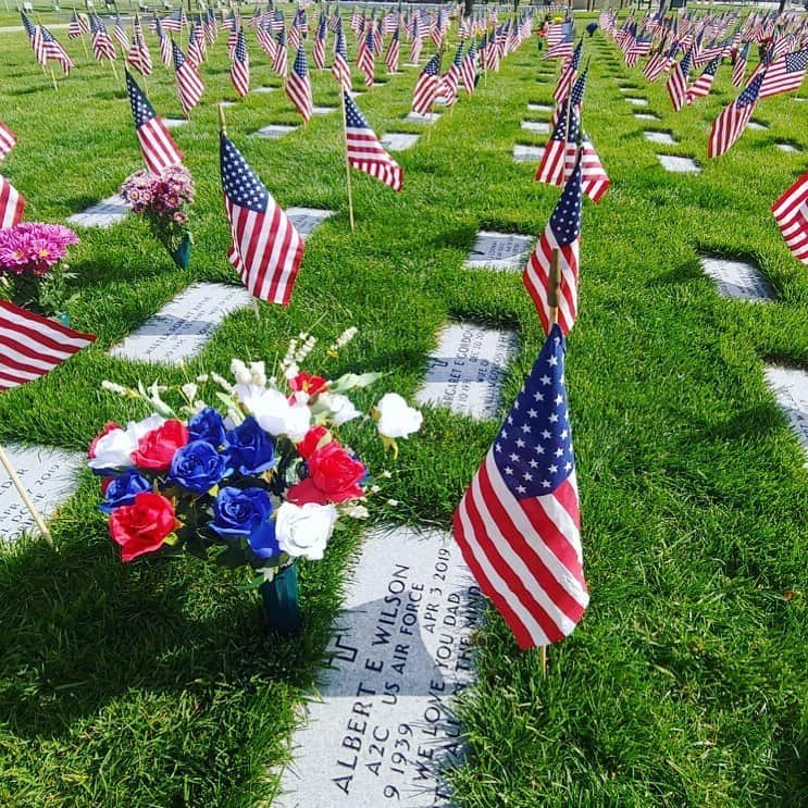 トリー・ウィルソンのインスタグラム：「. Today I honor all of the hero’s who have served for our freedom.❤️🙏🏽 . Thank you never seems like nearly enough. But I have so much love & respect for all of you. . Lost lives have been the ultimate sacrifice & many have made sacrifices that they continue to suffer from today. . All are hero’s.❤️🤍💙🇱🇷」