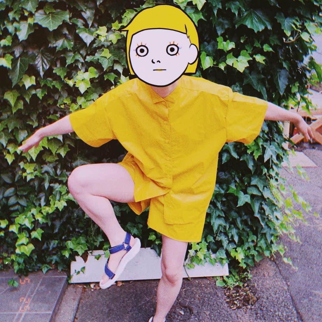 中村涼子さんのインスタグラム写真 - (中村涼子Instagram)「ピカーーン💡 『ウーン！マンゴヤンだね！let'sセットアップ！』 とても変わった生地を見つけました。 綿？に防水加工が施された、でも防水時に使うにはなんだか薄い生地。 しかも色はこの黄色。 私に使いこなせるのか？？ と思いながら縫ってみたら、糸がボソボソ出てこないとても扱いやすい良い子でした😎  この襟、ウィングカラーって言うんですって。 台襟に羽が付いたみたいな形になっております✈︎ぶーん  セットアップは最強です。 最近、極久しぶりに、ピアスやマニキュアへの関心が上がってきました。 服が世界を広げてくれているのかも知れません👩🏻‍🏫 #手作り服  #セットアップ #art」5月25日 23時52分 - nakamuraryoko56