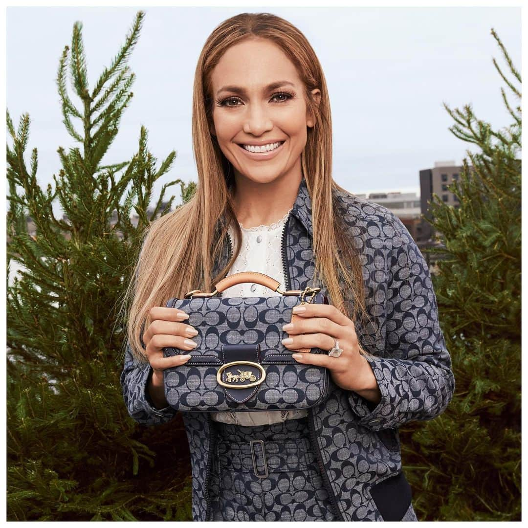 コーチさんのインスタグラム写真 - (コーチInstagram)「You want nostalgia, you want new. #JenniferLopez helps us throw it back to the early 2000s with our just dropped Signature Chambray collection. #CoachxJLo #CoachNY」5月25日 23時53分 - coach