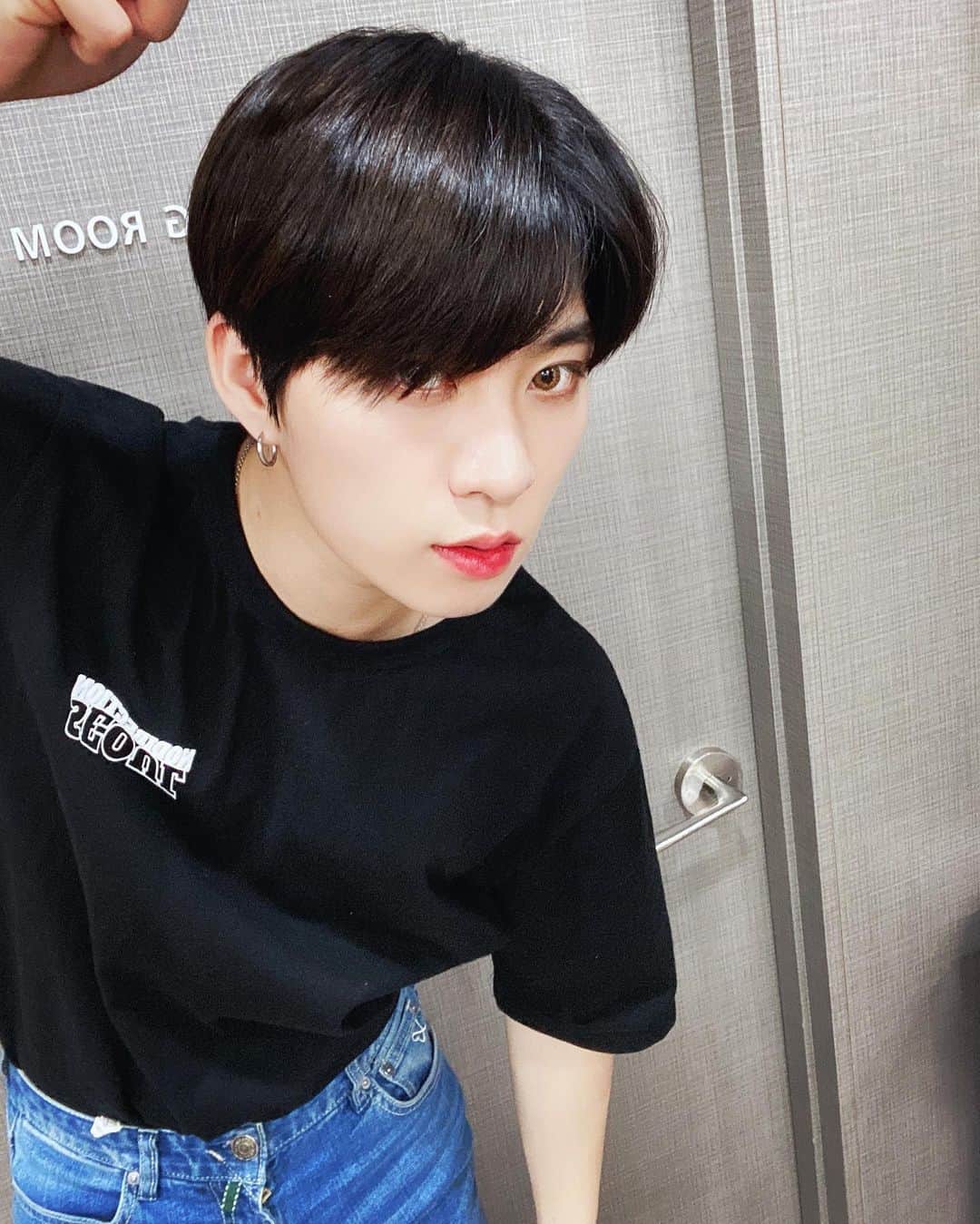 ピョン・ヒョンミンのインスタグラム：「사진 폭탄💣 #Nodirection」