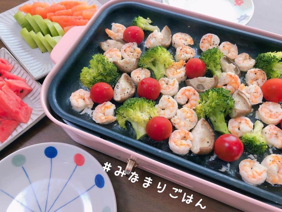 のインスタグラム：「. 本日のBRUNOランチは、シンプルが1番！ということで、 エビのアーリオ・オーリオだよ✨  アーリオ・オーリオは鷹の爪を使わないので、子供が食べられますね♬  海老はタウリンが豊富なので、疲れに効きますよ✨ 美容に良いアスタキサンチンも含まれてるし、積極的に食べたいですよね🥺笑  この後、ピザ用チーズを乗せてとろけさせて、2度楽しめました✌️ お手伝い中の娘は、いつも真剣な表情をします🥺 そしてお手伝いしてもらう時は、出来るだけホットプレートの火を止めて危なくないように。  お手伝いありがとう😊  #bruno #ホットプレート料理 #お昼ごはん  #みなまりごはん #アーリオオーリオ #えび  #3歳女の子 #女の子のママ #お手伝い  #美容に良い食事 #疲労回復メニュー」