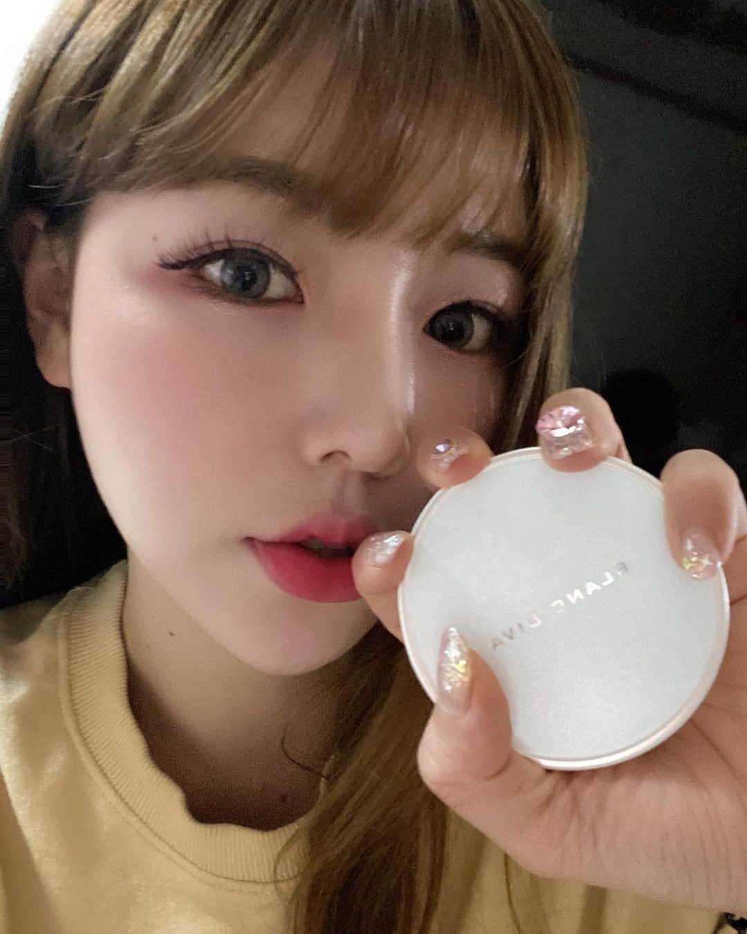 hyeriのインスタグラム：「마무리가 뽀송해서 너무좋은 블랑디바쿠션! 따로 컨실러 사용하지않아도 커버력과 지속력이 우수하고 화사한피부톤이 되서 너무좋다👍50만 뷰티 유튜버와의 10개월동안 연구해서 엄선된 성분들로 이루어진 블랑디바의 안정감있는 밀착력과 발림성😄 마무리감이 뽀송해서 너무너무좋다👏요즘 10대들한테도 난리라던데 역쉬 굿😆#블랑디바#소윤쿠션#blancdiva#여신쿠션#인생쿠션#쿠션팩트추천#21호핑크베이스#쿠션팩트#커버쿠션#여름쿠션#뽀송쿠션」