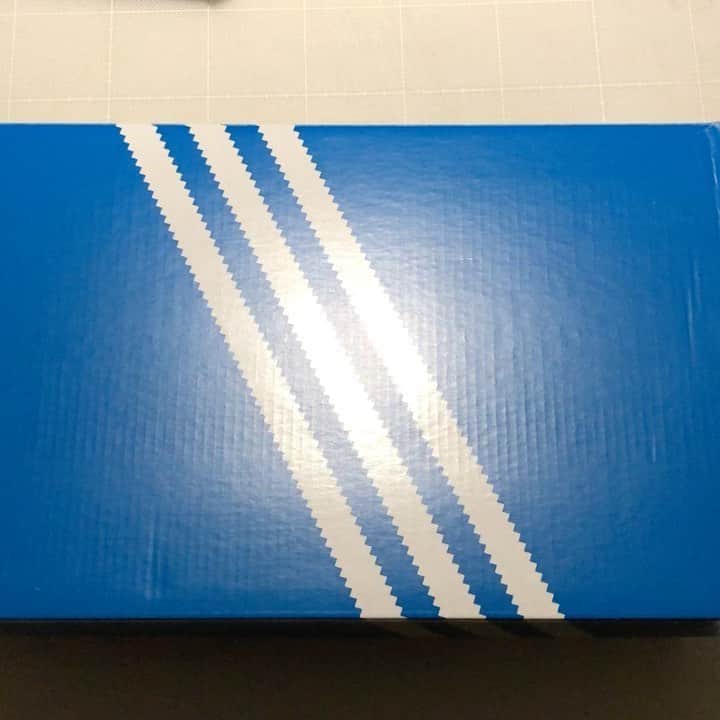 丸山ゴンザレスのインスタグラム：「「adidasからシューズが届くのは、すべてのアメリカ人の男の子の夢」ってアメリカの知人から聞いた。三本線はカッコいい！」