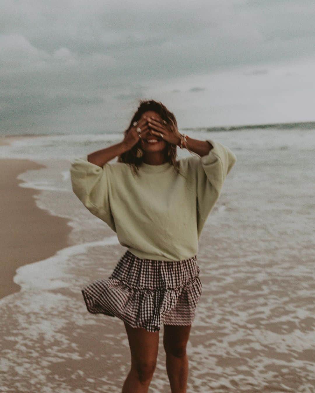 のインスタグラム：「Can’t wait to walk on the beach again 🌊 ¡Que ganas tengo de volver a pisar una playa! 🌊」