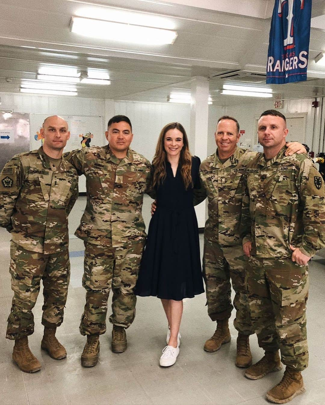 ダニエル・パナベイカーさんのインスタグラム写真 - (ダニエル・パナベイカーInstagram)「#HappyMemorialDay! Thank you to all who serve and have served - you keep us safe. Grateful to those we met on our @theuso tour last year - your courage and commitment is inspiring」5月26日 0時24分 - dpanabaker