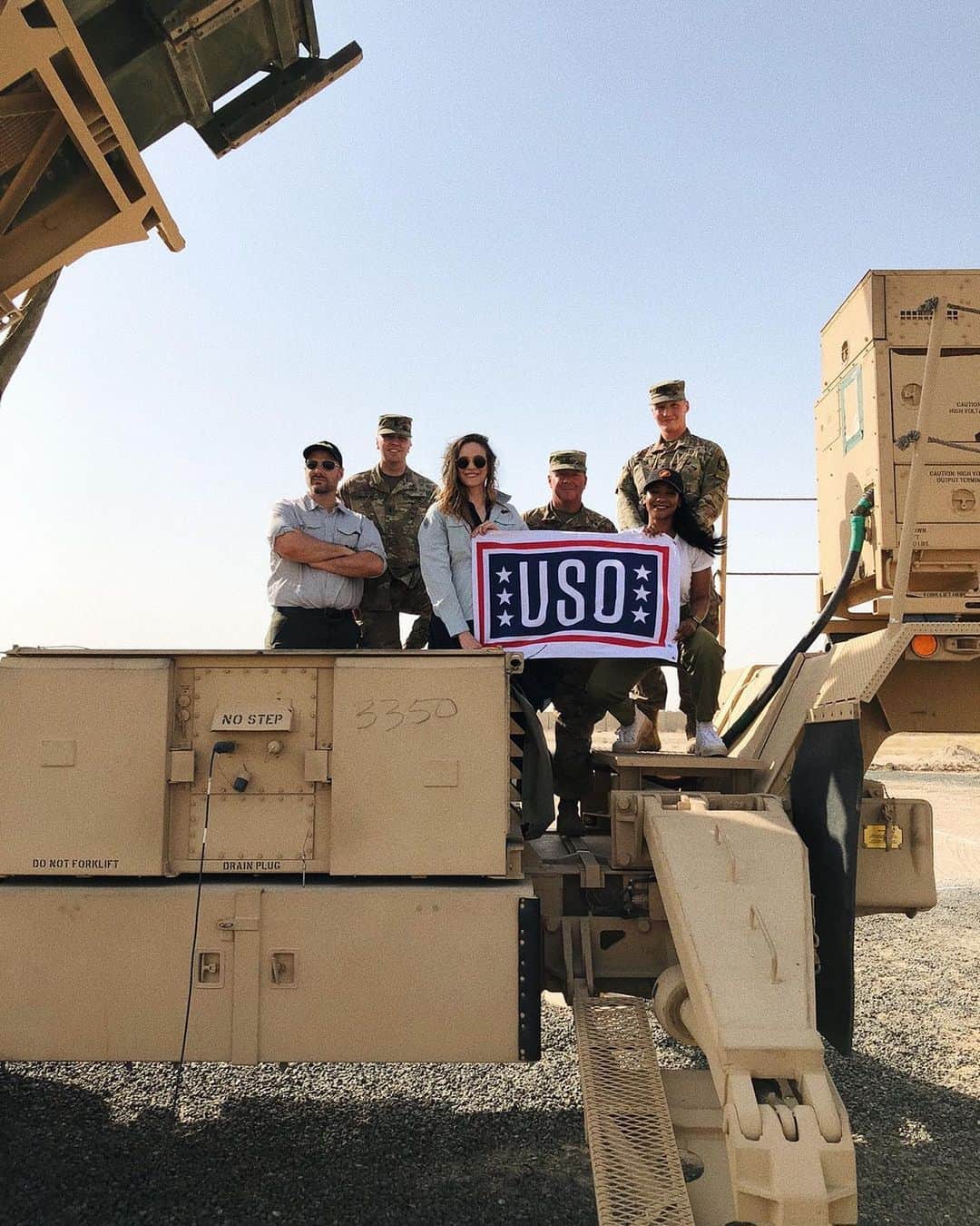 ダニエル・パナベイカーのインスタグラム：「#HappyMemorialDay! Thank you to all who serve and have served - you keep us safe. Grateful to those we met on our @theuso tour last year - your courage and commitment is inspiring」