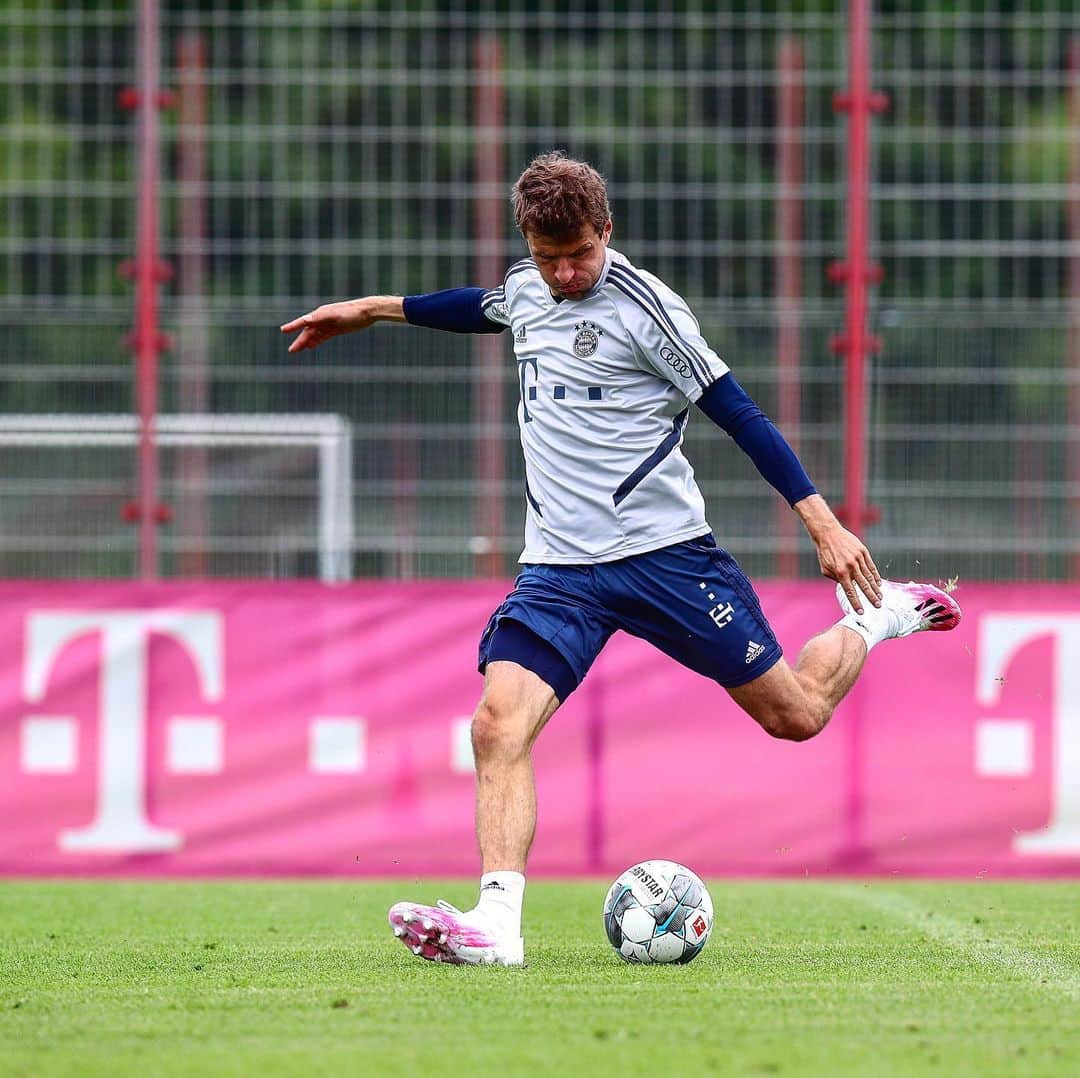 トーマス・ミュラーのインスタグラム：「Can’t wait for tomorrow ⚽️💪🏻🤩#vorfreude #motivationlevel1000 #derklassiker #miasanmia #xfactor #newcolor」