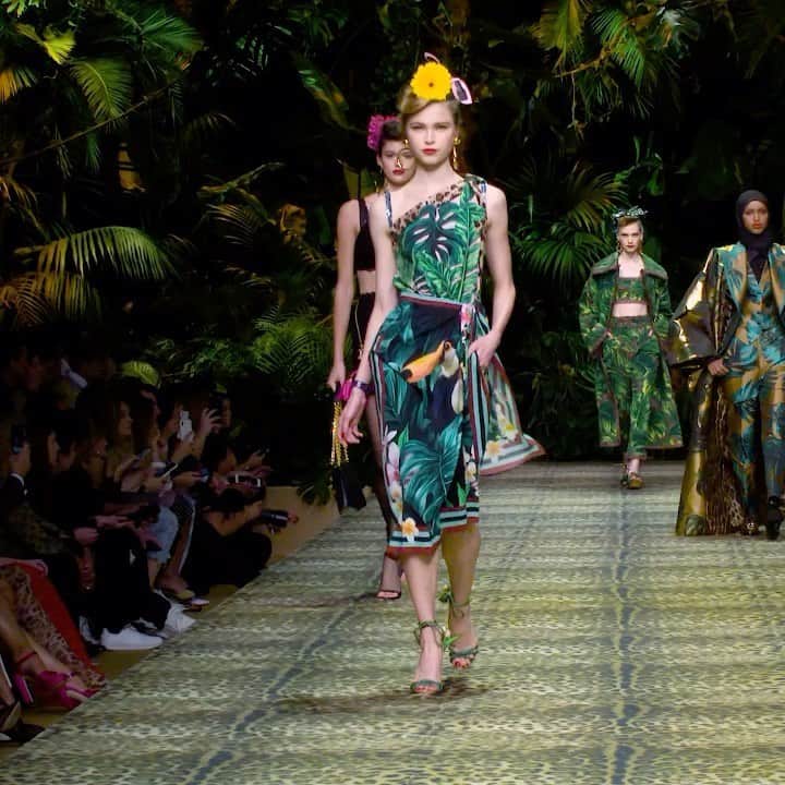のインスタグラム：「⁣Made of lightweight twill silk, this dress with draping in the tropical foliage toucan print takes us to far away lands with natural wilderness. Discover the look in your nearest boutique through the link in bio. ⠀ ⠀ #DGSicilianJungle #DGWomenSS20 #DolceGabbana」