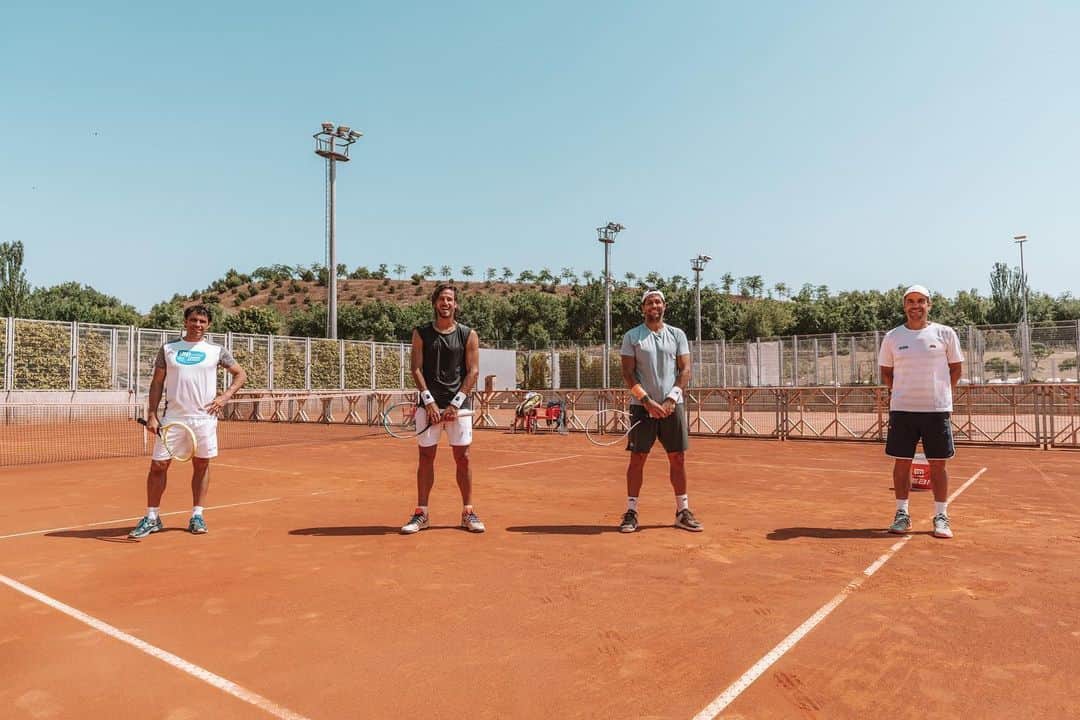 のインスタグラム：「QUÉ SENSACIÓN !! Finalmente después de casi 3 meses pisando de nuevo una pista de tenis !! #felicidad #tenis #deporte #amor #pasión #distanciamientosocial •••••••••••••••••••••••••••••••••••••• WHAT A FEELING !! Finally stepping on a tennis court after almost 3 months !! #happiness #tennis #sport #love #passion #socialdistancing」