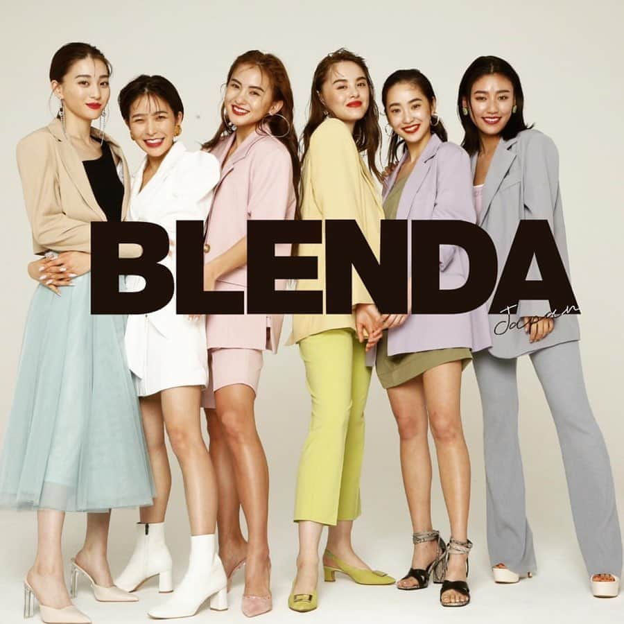 カレンさんのインスタグラム写真 - (カレンInstagram)「あの！雑誌BLENDAが BLENDA Japan @blendajapan_official として復刊❣️ 復刊第一号の表紙が公開となりました✨ メインモデルを務めさせて頂いております😭✨ 小さい頃からの憧れだった "雑誌モデル…"❤︎ 夢のようで嬉しくて 発売が楽しみすぎる😢💕 『自分の"好き"を貫く 海外センスな20代ガール達へ』 是非チェックしてほしいBLENDA Japan📖 発売延期となっていましたが、 いよいよ あと一週間‼️6/1発売です💞 BJモデルのみんなにも早く会いたい!!!!😣 ・ そして6月1日に、本誌の発売に合わせて BLENDA JapanのYouTubeチャンネルが開設されます！ 第一弾、BJモデル達の紹介Movieがアップされました💛 チャンネル名→BLENDA Japan Channel 是非そちらもチェックしてね💘🥰 #blenda #BJ #BJモデル #雑誌」5月26日 0時45分 - cjd_karen