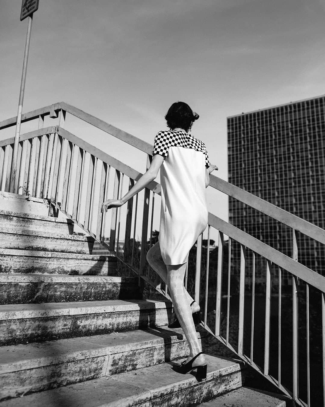ミラショーンのインスタグラム：「Go_upstairs. A method #milaschon #fashionstyles #fashioninspiration #fashionworldstyle #fashionporn #styleinsta #fashionblogging」