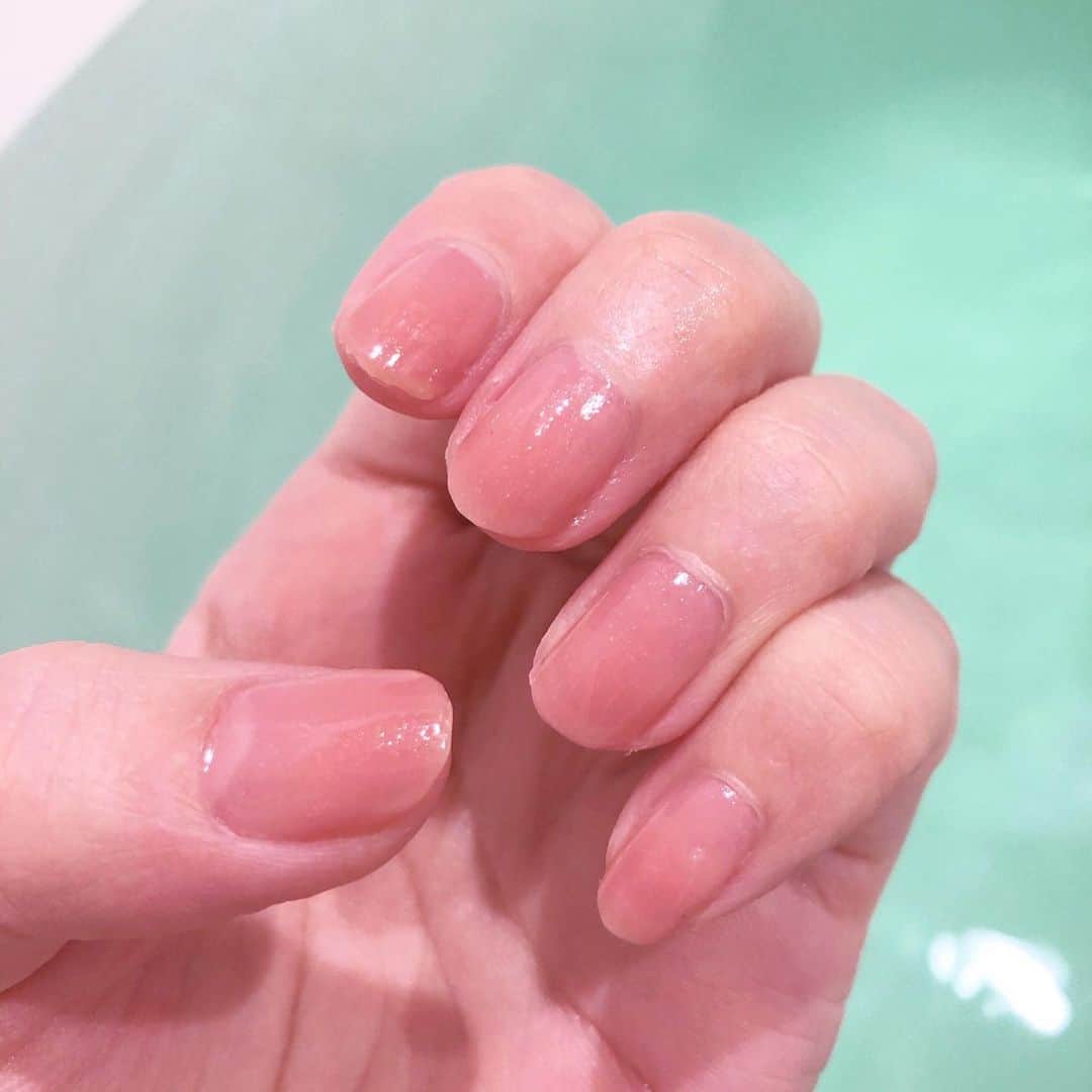 南條早紀のインスタグラム：「セルフネイル💅 . このコロナ渦はジェルネイルをお休みして 素爪でいることが多かったのですが 久々にマニキュア塗りました💅 . . あしたは久々にロケなのです☺️ 緊急事態宣言が全都道府県で解除されて やっと日常が戻りつつある！と 喜ばしい気持ちになりますが🍀 . あまり浮かれすぎてしまうと、 また第2波、3波と来てしまう…と思うのです。 それでも、やっぱり喜ばしいことだから 対策は十分に気をつけて、 日常を楽しみたいですね♪ . . お仕事も少しずつ日常に戻ってきました😊 今週は、フルサタ！新企画のロケがスタートしたり、 ドライブインシアター🚗のお仕事だったり😆 県民の皆さんにも、ワクワクした気持ちに なってもらえる（と思うし、そうさせたい！） お仕事やイベントが目白押しなので、本当に嬉しい✨ またお知らせさせてください🕊 . . 私にできることって少なくて 本当にもどかしく思うことが多かったけど こんなときだからこそ出来ることって なんだろう、と考えるきっかけにもなりました。 答えは探り探りだけども。 . パワーアップした姿で、 パワーアップした番組をお届けしたいです💪 . . と、長風呂タイム。 文章長くなっちゃった🙃♨️ のぼせるぅぅぅ〜🐙笑 . . あしたからもいい日になりますように！🍀 . . #ネイル #マニキュア #マニキュアネイル  #セルフネイル #オフィスネイル #シンプルネイル #ジーエヌマニキュア #gnbygenishmanicure  #チュチュ #ダスティピンク #ピンクネイル  #深夜 #長風呂 #入浴 #半身浴 #癒し #コロナに負けるな #stayhome #あしたもがんばろう #🍀 #日常 #復活  #幸せ #アナウンサー #女子アナ #南條早紀 #なんじょうのにちじょう」