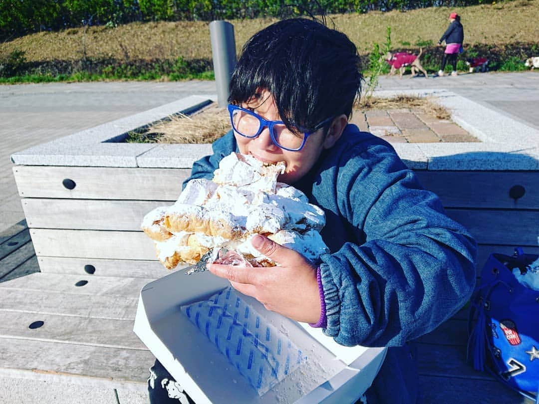 石原祐美子さんのインスタグラム写真 - (石原祐美子Instagram)「福島県いわき市にある #白土屋菓子店 の #超特大ジャンボシュークリーム  重さ1.2kg、直径25cm以上😳 粉砂糖がたっぷりかかったシュー皮の中に、生クリームとカスタードクリームがパンパンに入ってます😆 ・ ・ 昨年12月に福島県に行った時に、食べました😋(超特大ジャンボシュークリームの購入は、念のため電話予約してた方がいいみたいです💡) 軽めのさっぱりとした生クリームとコクのあるカスタードクリームの相性バッチリで、めっちゃおいしい！！ ・ おいしいからこりゃ余裕で完食(๑¯﹀¯๑)✌と思ってたんですが、、、食べても食べても減らない💦 子供のころ夢に見た系のシュークリームでした😂 ・ ・ このとてつもないシュークリームに挑んでる様子は、YouTubeチャンネル「チキチキジョニートラベル」福島県前編、よろしければぜひご覧下さい🙇‍♀️ (プロフィールにリンク貼ってます) ・ ・ 白土屋菓子店さん、普通の大きさのシュークリームもあるし、プチシューもあるよ😆 バリエーション豊富！！ いつかまたいわき市に行ったら次は、プリンも食べてみたいな😋 ・ ・ #福島県 #福島県グルメ #いわき市 #福島県スイーツ #大食いチャレンジ #外で食べると粉砂糖が飛びます😂 #シュークリーム  #シュークリーム大好き #超特大 #ジャンボシュークリーム  #生クリーム #カスタードクリーム #食べスタグラム #スイーツ」5月26日 0時49分 - chiki2johnny14