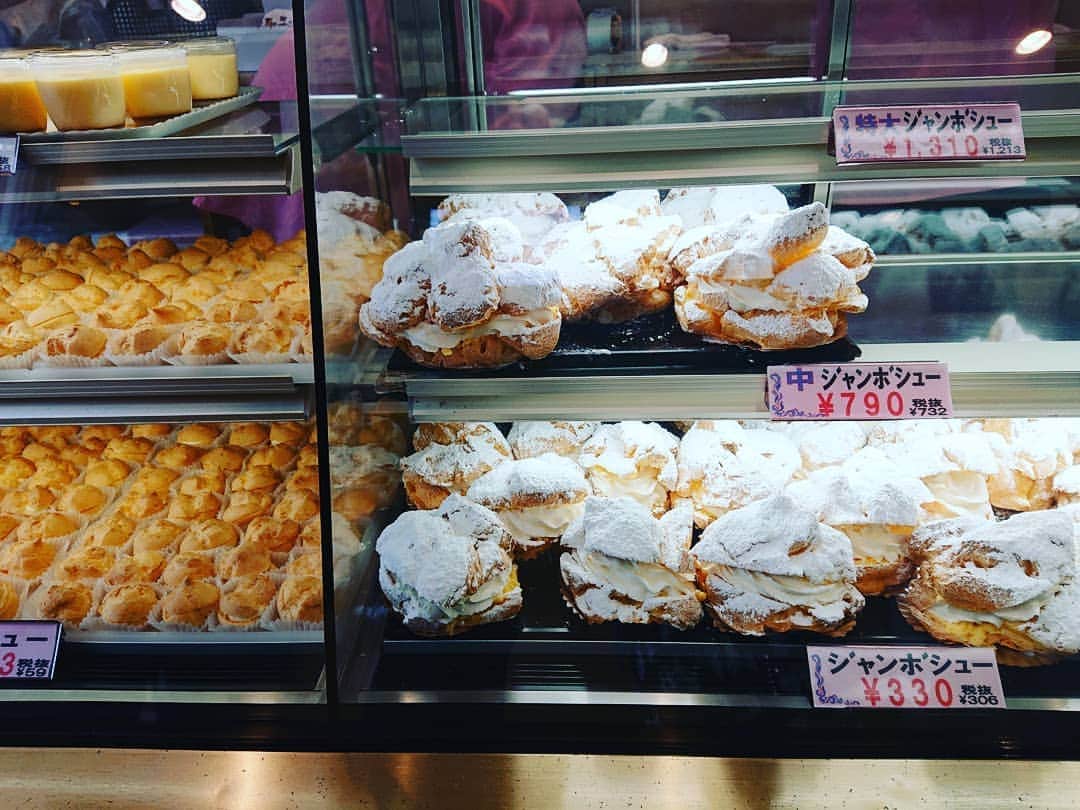 石原祐美子さんのインスタグラム写真 - (石原祐美子Instagram)「福島県いわき市にある #白土屋菓子店 の #超特大ジャンボシュークリーム  重さ1.2kg、直径25cm以上😳 粉砂糖がたっぷりかかったシュー皮の中に、生クリームとカスタードクリームがパンパンに入ってます😆 ・ ・ 昨年12月に福島県に行った時に、食べました😋(超特大ジャンボシュークリームの購入は、念のため電話予約してた方がいいみたいです💡) 軽めのさっぱりとした生クリームとコクのあるカスタードクリームの相性バッチリで、めっちゃおいしい！！ ・ おいしいからこりゃ余裕で完食(๑¯﹀¯๑)✌と思ってたんですが、、、食べても食べても減らない💦 子供のころ夢に見た系のシュークリームでした😂 ・ ・ このとてつもないシュークリームに挑んでる様子は、YouTubeチャンネル「チキチキジョニートラベル」福島県前編、よろしければぜひご覧下さい🙇‍♀️ (プロフィールにリンク貼ってます) ・ ・ 白土屋菓子店さん、普通の大きさのシュークリームもあるし、プチシューもあるよ😆 バリエーション豊富！！ いつかまたいわき市に行ったら次は、プリンも食べてみたいな😋 ・ ・ #福島県 #福島県グルメ #いわき市 #福島県スイーツ #大食いチャレンジ #外で食べると粉砂糖が飛びます😂 #シュークリーム  #シュークリーム大好き #超特大 #ジャンボシュークリーム  #生クリーム #カスタードクリーム #食べスタグラム #スイーツ」5月26日 0時49分 - chiki2johnny14