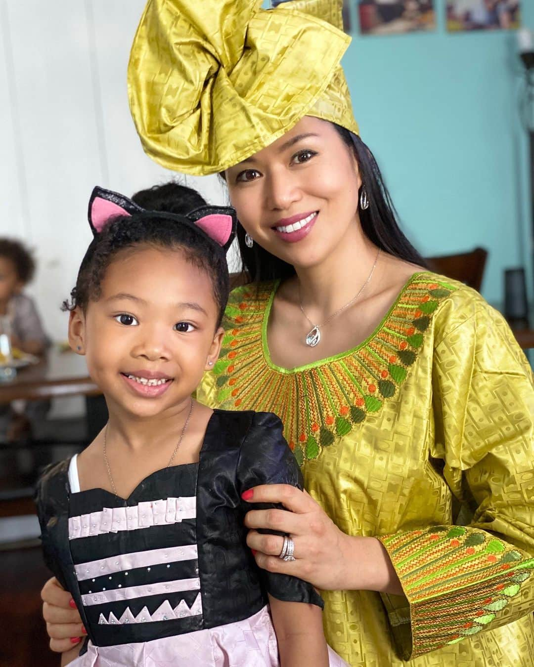 中鉢明子さんのインスタグラム写真 - (中鉢明子Instagram)「🦚#MotherandDaughter #iPhone11promax の画質 #EidMubarak #celebration #africandress #dress #fashion #newyork #母と娘 #国際結婚」5月26日 0時54分 - akiko_harlem