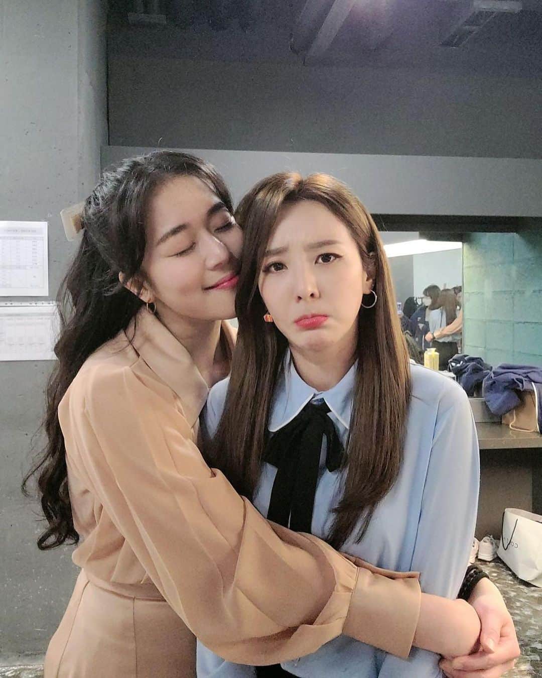 ダラ さんのインスタグラム写真 - (ダラ Instagram)「어제 의정이랑 세미막공한뒤.. 찰칵📸 아.. 너무 슬푸다 ㅠ.ㅠ 생각해보면.. 진아랑두 막공 했구 풍래오빠랑도 막공했구.. 오빠 결혼 너무 축하드리그요~💕👏🏻👏🏻👏🏻 이미 막공한 페어들도 많구.. 이제 진짜 막공주다... 😱😂 ㅠㅠ 이제 극장에 있던 내 짐들과 냉장고도 빼야되고.. 슬슬 정리해야되는데 너무 슬푸자나.. ㅠㅠ 나의 2020년 상반기를 함께한 #또오해영 을 보낼 준비👋🏻 ps. 내표정은 복붙이야?!🤣 ps. 내가 막공때 의정해영 업고 나간다고 했었자나~ 이미 성공했는데 어떻해?! 막공땐 모해?! ps. 진아해영한테 업혀나가구, 주혜해영한테 안겨나가고, 의정해영은 내가 업고나가고 ㅋㅋ 원래 업고 나가는건 대본에 있는게 아니라 우리끼리 자유롭게 한건데 점점 이렇게 발전했네~ 오해영과 오해영의 사이를 보여주는 깨알재미😆👍💘 #문진아 #신의정 #유주혜 #손호영 #양승호 #김지온 #산다라박 #효은 #장이주 #장예원 #허규 #조풍래 #전혜선 #고은영 #조은솔 #구준모」5月26日 0時55分 - daraxxi
