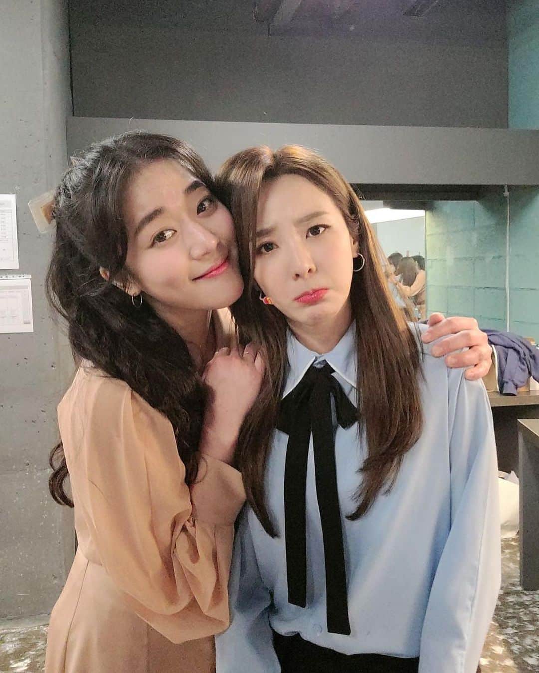 ダラ さんのインスタグラム写真 - (ダラ Instagram)「어제 의정이랑 세미막공한뒤.. 찰칵📸 아.. 너무 슬푸다 ㅠ.ㅠ 생각해보면.. 진아랑두 막공 했구 풍래오빠랑도 막공했구.. 오빠 결혼 너무 축하드리그요~💕👏🏻👏🏻👏🏻 이미 막공한 페어들도 많구.. 이제 진짜 막공주다... 😱😂 ㅠㅠ 이제 극장에 있던 내 짐들과 냉장고도 빼야되고.. 슬슬 정리해야되는데 너무 슬푸자나.. ㅠㅠ 나의 2020년 상반기를 함께한 #또오해영 을 보낼 준비👋🏻 ps. 내표정은 복붙이야?!🤣 ps. 내가 막공때 의정해영 업고 나간다고 했었자나~ 이미 성공했는데 어떻해?! 막공땐 모해?! ps. 진아해영한테 업혀나가구, 주혜해영한테 안겨나가고, 의정해영은 내가 업고나가고 ㅋㅋ 원래 업고 나가는건 대본에 있는게 아니라 우리끼리 자유롭게 한건데 점점 이렇게 발전했네~ 오해영과 오해영의 사이를 보여주는 깨알재미😆👍💘 #문진아 #신의정 #유주혜 #손호영 #양승호 #김지온 #산다라박 #효은 #장이주 #장예원 #허규 #조풍래 #전혜선 #고은영 #조은솔 #구준모」5月26日 0時55分 - daraxxi