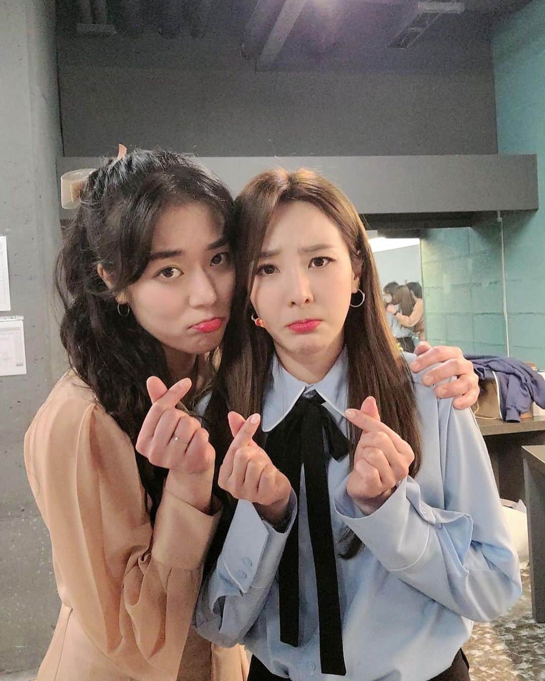 ダラ さんのインスタグラム写真 - (ダラ Instagram)「어제 의정이랑 세미막공한뒤.. 찰칵📸 아.. 너무 슬푸다 ㅠ.ㅠ 생각해보면.. 진아랑두 막공 했구 풍래오빠랑도 막공했구.. 오빠 결혼 너무 축하드리그요~💕👏🏻👏🏻👏🏻 이미 막공한 페어들도 많구.. 이제 진짜 막공주다... 😱😂 ㅠㅠ 이제 극장에 있던 내 짐들과 냉장고도 빼야되고.. 슬슬 정리해야되는데 너무 슬푸자나.. ㅠㅠ 나의 2020년 상반기를 함께한 #또오해영 을 보낼 준비👋🏻 ps. 내표정은 복붙이야?!🤣 ps. 내가 막공때 의정해영 업고 나간다고 했었자나~ 이미 성공했는데 어떻해?! 막공땐 모해?! ps. 진아해영한테 업혀나가구, 주혜해영한테 안겨나가고, 의정해영은 내가 업고나가고 ㅋㅋ 원래 업고 나가는건 대본에 있는게 아니라 우리끼리 자유롭게 한건데 점점 이렇게 발전했네~ 오해영과 오해영의 사이를 보여주는 깨알재미😆👍💘 #문진아 #신의정 #유주혜 #손호영 #양승호 #김지온 #산다라박 #효은 #장이주 #장예원 #허규 #조풍래 #전혜선 #고은영 #조은솔 #구준모」5月26日 0時55分 - daraxxi