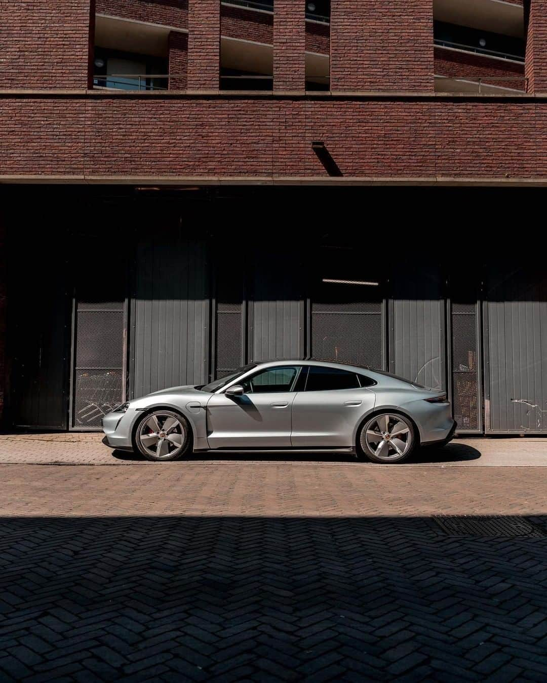 Porscheさんのインスタグラム写真 - (PorscheInstagram)「A Taycan kind of time out. (📸: @mickkokphotography) #PorscheMoment __ Electricity consumption combined: Taycan 4S; 25,6 - 24,6 kWh/100 km: CO2 emissions; 0 g/km」5月26日 1時00分 - porsche