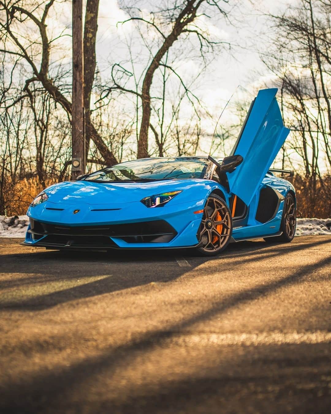 ランボルギーニのインスタグラム：「Technology that lets you explore the horizon by challenging you a bit more each time.  Thanks to its enhanced aerodynamic profiles and ultra-lightweight materials, with the Aventador SVJ, emotions are never far behind in the future driven by innovation  #Lamborghini #AventadorSVJ」