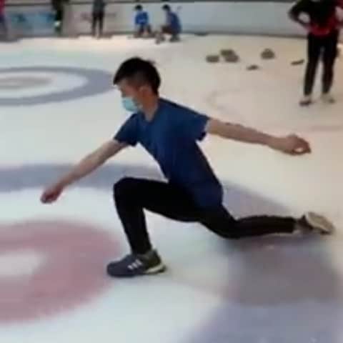 李厚賢のインスタグラム：「冰壺初體驗 對我黎講，冰鞋仲穩陣過波鞋⛸️ #Curling」