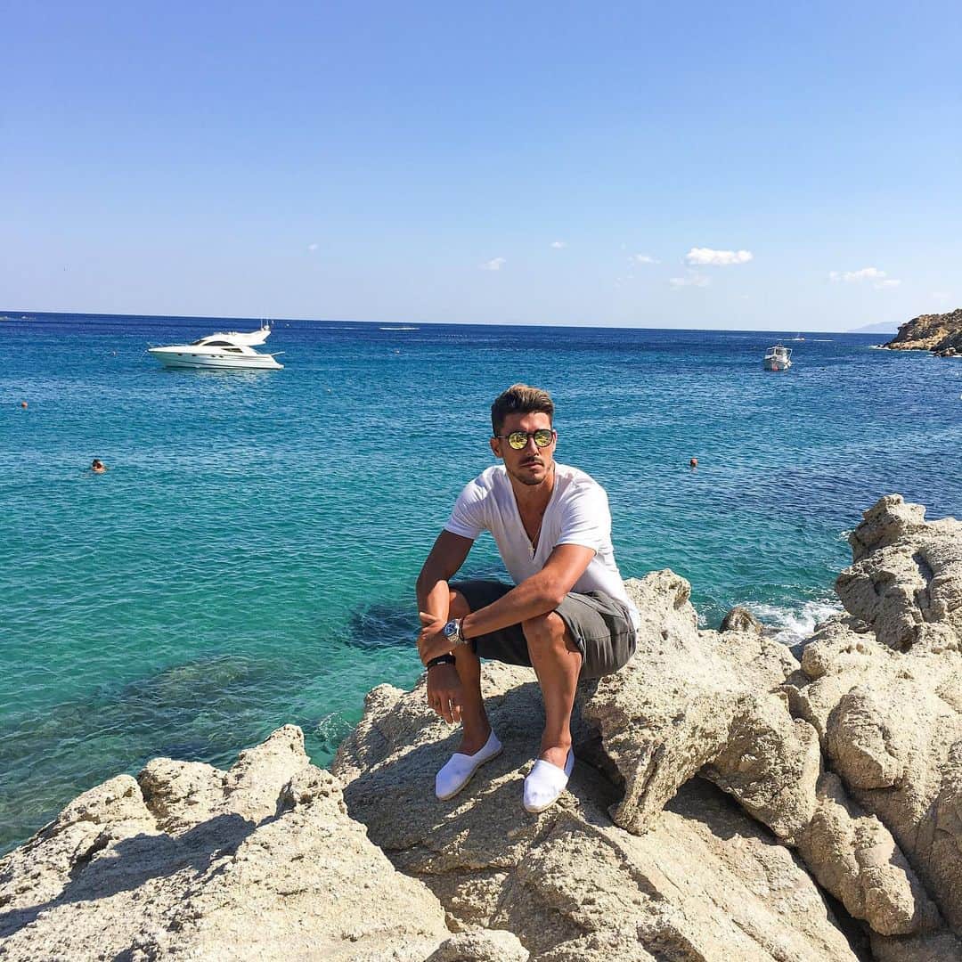ダニーロ・フェルナンド・アベラールのインスタグラム：「Nao é tbt mas é como se fosse 😂 #mykonos #greece」