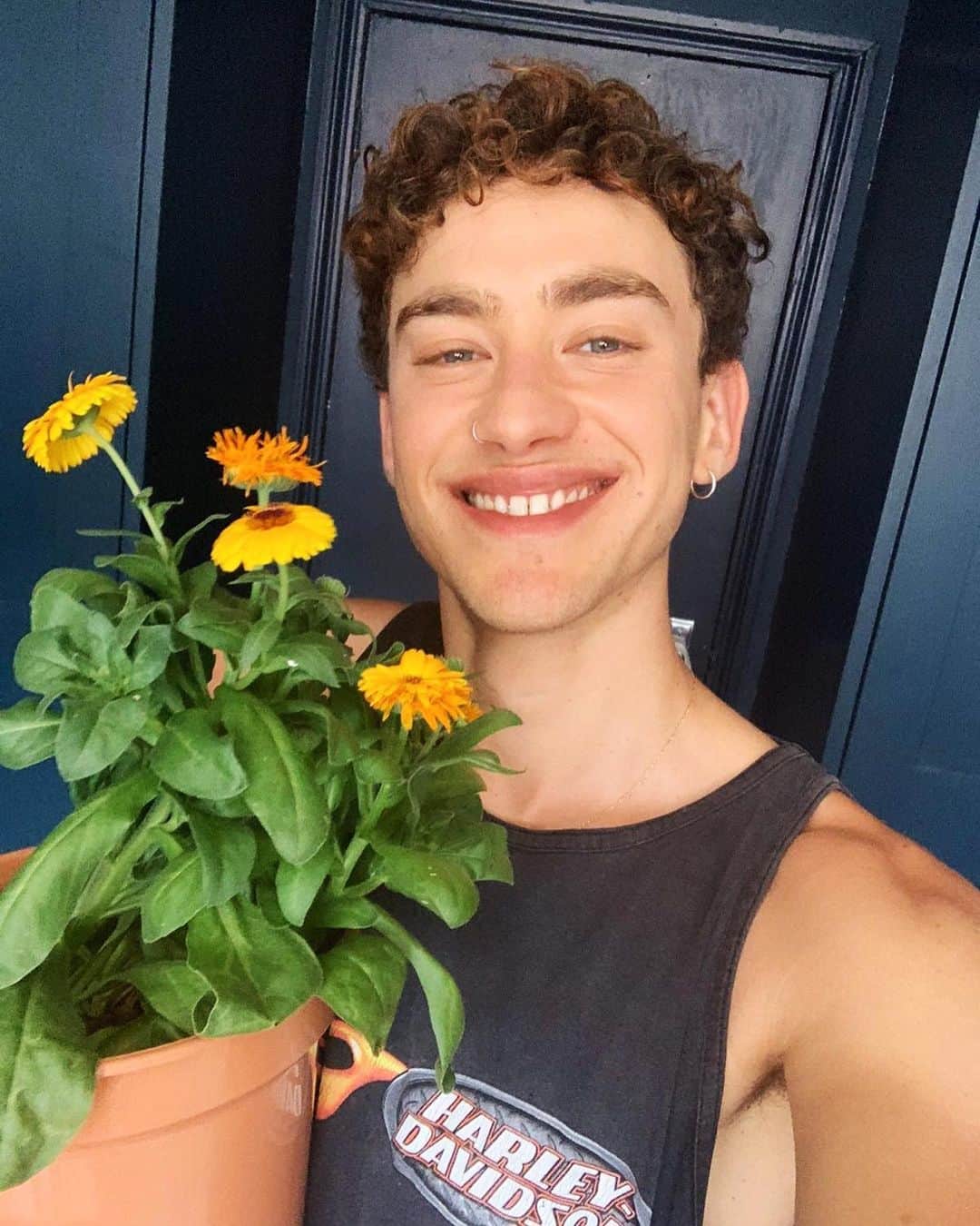 YEARS & YEARSのインスタグラム：「How’s everyone’s bank holiday going? ✨ the plant i’m holding in the selfie is a Calendula, i bought a few at the start of lockdown and now they’re all floweryyyy 🥰 Emre is hanging out with Daphne and Mikey is hanging out with a cute lil goat ! what’s everyone up to today?」