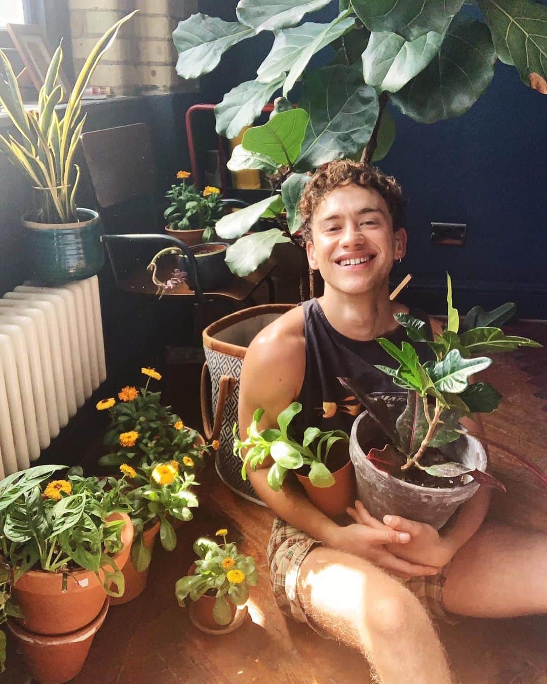 YEARS & YEARSさんのインスタグラム写真 - (YEARS & YEARSInstagram)「How’s everyone’s bank holiday going? ✨ the plant i’m holding in the selfie is a Calendula, i bought a few at the start of lockdown and now they’re all floweryyyy 🥰 Emre is hanging out with Daphne and Mikey is hanging out with a cute lil goat ! what’s everyone up to today?」5月26日 1時17分 - yearsandyears