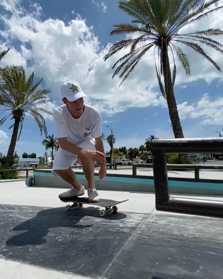 ジェイク・イラーディのインスタグラム：「🌴 Biggie front blunt kickflip 🌴 Happy Memorial Day 🇺🇸」