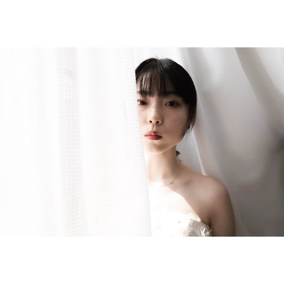 YUNA（芳森由奈）さんのインスタグラム写真 - (YUNA（芳森由奈）Instagram)「. 2 1 歳 . 21歳になりました。いつも本当にありがとうございます。 正直なところ毎年、歳を取っている実感はあまりないし、つまずいてばかりであまり進んでこれてないのかな？なんて不安に思ってしまうこともあったけれど、今では振り返るとしっかり自分が歩いてきた足跡が見えるようになりました。前まではこんなもの見えなかったのに。それもそのはず、人の弱みばかりが目に見えて人と比べては自分の実力に腹が立って、人の成功を上手く喜べない、そんな人だったので。人を信じるのが怖くなって口数も減る時期もあったりなかったり。だけど今はとても人が好きです。それぞれがしっかり踏み込んでいるその道にも入りこみたいと思うようになったし、沢山の人と、同じ人生を送りたいと思うようになりました。尊敬する方々を身近で感じられるようになって目線には困っていますが、それもとても幸せです。どれもこれも大阪☆春夏秋冬という存在があってこそで、そこで出会った人たちがいるからこそです。なにが言いたいのかよくわからなくなってきたけれど、やり続けてきた事をこれからもただやり続けるだけです。好きなもの、誇りに思えるものがこんなに近くにあって、沢山の共有をできる人がこんなに近くにいて幸せです。いつも本当にありがとうございます。 これから進んで行く道も見えてる気がします。一緒に見ていけたら嬉しいです。21歳もよろしくお願いします。  #fujifilmxe3 #セルフポートレート #ポートレート #カメラ女子 #reco_ig #as_archive #tokyocameraclub #igersjp #photogenic_jp #hueart_life #photogram_archive #ig_phos #大阪春夏秋冬 #しゅかしゅん」5月26日 1時22分 - yoshimoriyuna