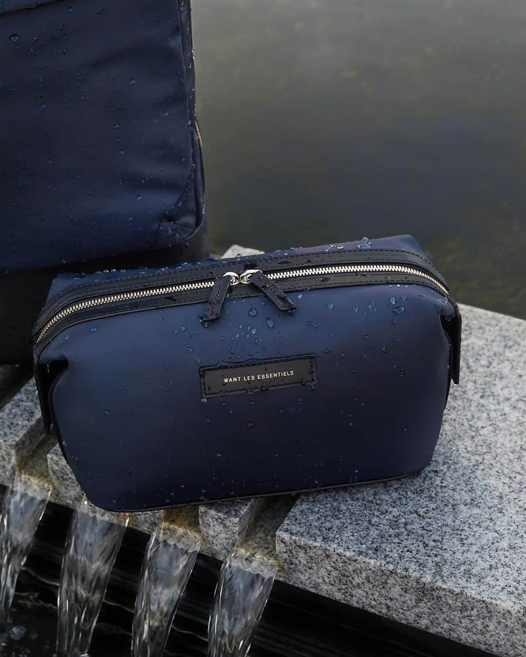 ウォントのインスタグラム：「Keeping your makeup and toiletries organized for over a decade. Shop our signature Kenyatta toiletry bag on wantlesessentiels.com.  #wantlesessentiels #worldofwant #toiletrybag #timelessdesign #formandfunction」