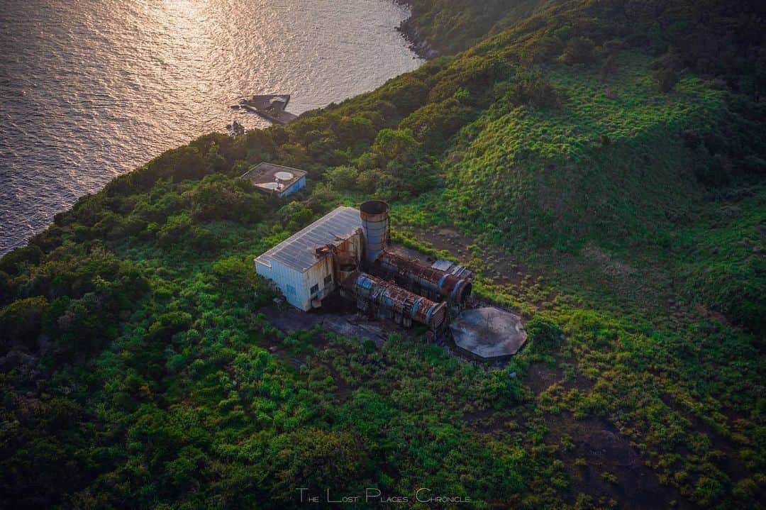 啝 （わ）のインスタグラム：「Abandoned exhaust shaft facility 𓆲 𓆲 𓆲 #droneoftheday #djimavicpro #djiglobal #drone #dronephotography #dronestagram #dji #topdronephotos #fromwhereidrone #wedroneasia #droneosoar #skyhilife  #japan_urbex #JJ_URBEX #jp_gallery #kf_urbandonedmasks #KINGS_ABANDONED #m3xtures #Meistershots #moodygrams #nature_takes_over #natures_reclaim #pr0ject_uno #rsa_preciousjunk #savethedecay」