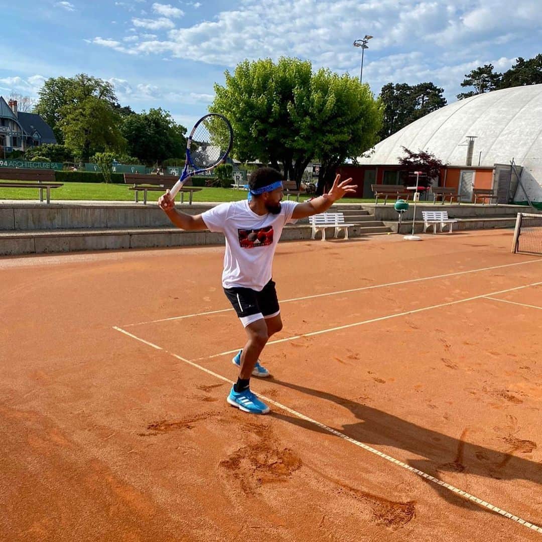 ジョー＝ウィルフリード・ツォンガのインスタグラム：「I am so excited to be #BackOnCourt. It’s been way too long ! How was your first 🎾 ? #BabolatFamily #TsongaTeam」