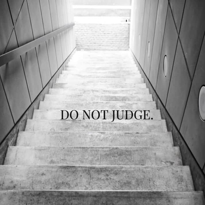 紺谷みえこのインスタグラム：「Do not judge♡ 決め付けないで♡︎ . 自分で自分を決めつけないように♡ 相手の事も決めつけないように♡ . . 柔軟性と想像力があればきっと大丈夫 あとは、自分をわかってくれるひとが 一人いたら充分♡ . . 人間同士なんだから ちょっとした優しさや 弛まぬ愛を♡ . . . #心から愛を　#Stairs #photo #japan #aoyama  #monochrome #art #love  #likes #hart #friend #life」
