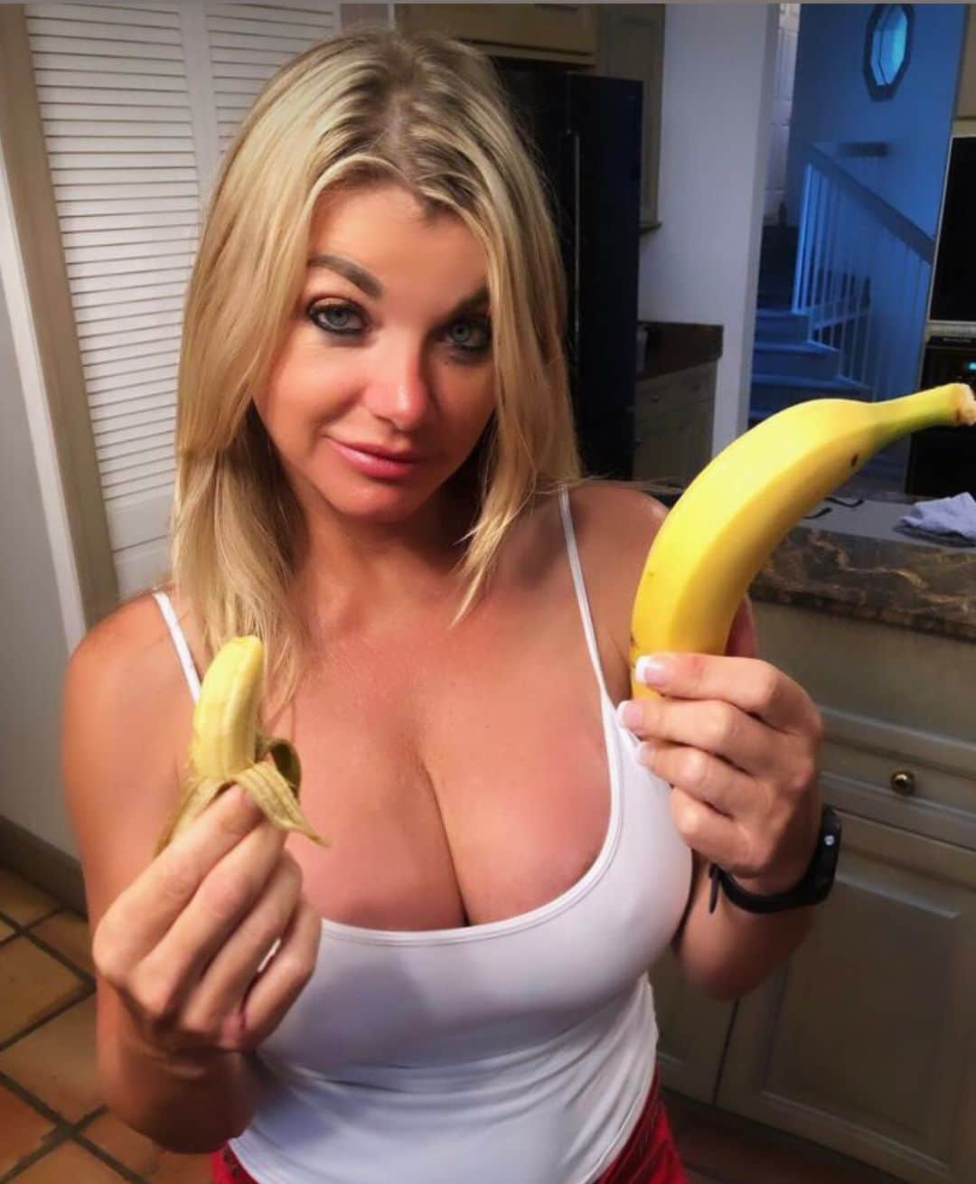 ヴィッキー・ヴェットさんのインスタグラム写真 - (ヴィッキー・ヴェットInstagram)「Some #bananas 🍌🍌 are better than others... don’t ya think? 💋💕 onlyfans/vickyvette 🤣😇😍」5月26日 1時41分 - vickyvette