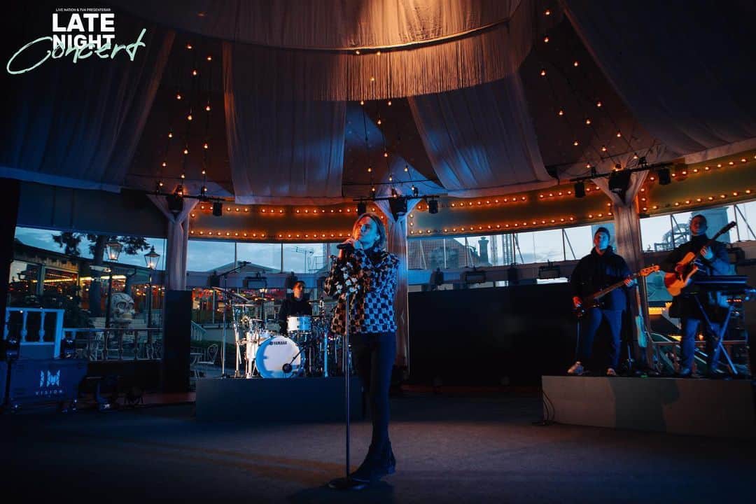 オスカー・エーネスタードのインスタグラム：「Ikväll 23:00 💘 #LateNightConcert @tv4 @livenationswe  Foto: Samuel Andersson」