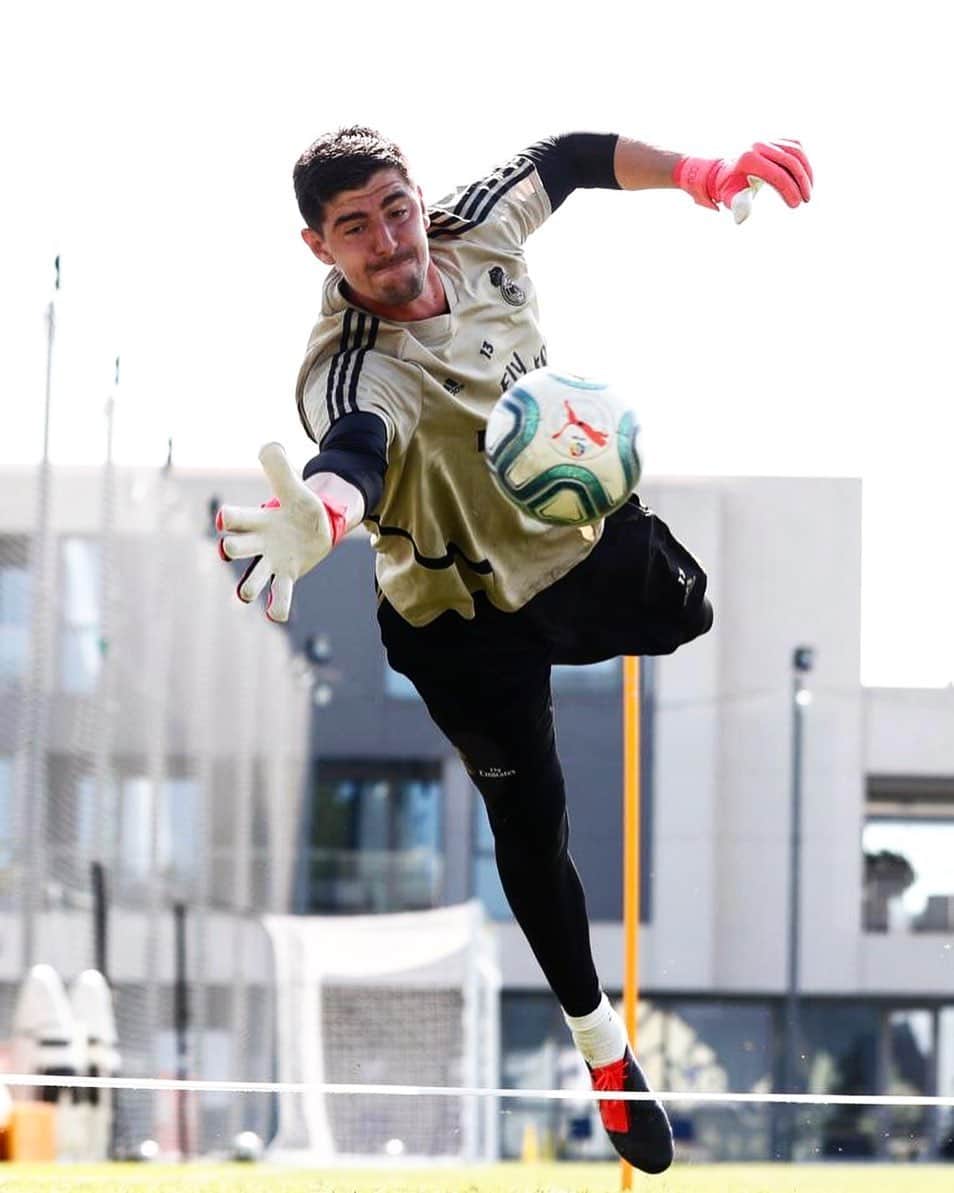 ティボ・クルトゥワのインスタグラム：「Empezando bien la semana! #HalaMadrid」