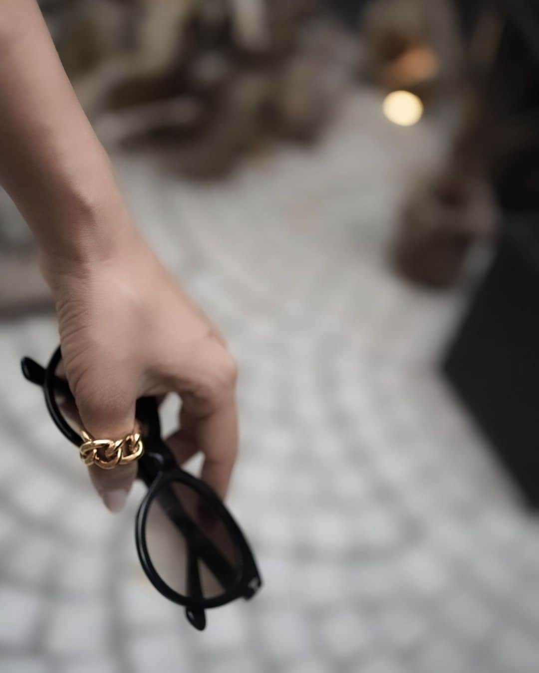 紺谷みえこのインスタグラム：「ᵃʸᵉ ʷᵉᵃʳ.  いつもわたしの目を守ってくれて 有難う ᵗʰᵃⁿˣˣˣ 🕶 ・　 #uv #spf #summer #tomford #ring #fashion #ayewear  #likes #likes #model #casual  #style #natural  #cool #トムフォード　#くさりリング　#おうち時間　#小物すき　#アクセサリー　#親指リング　#ゴールド」
