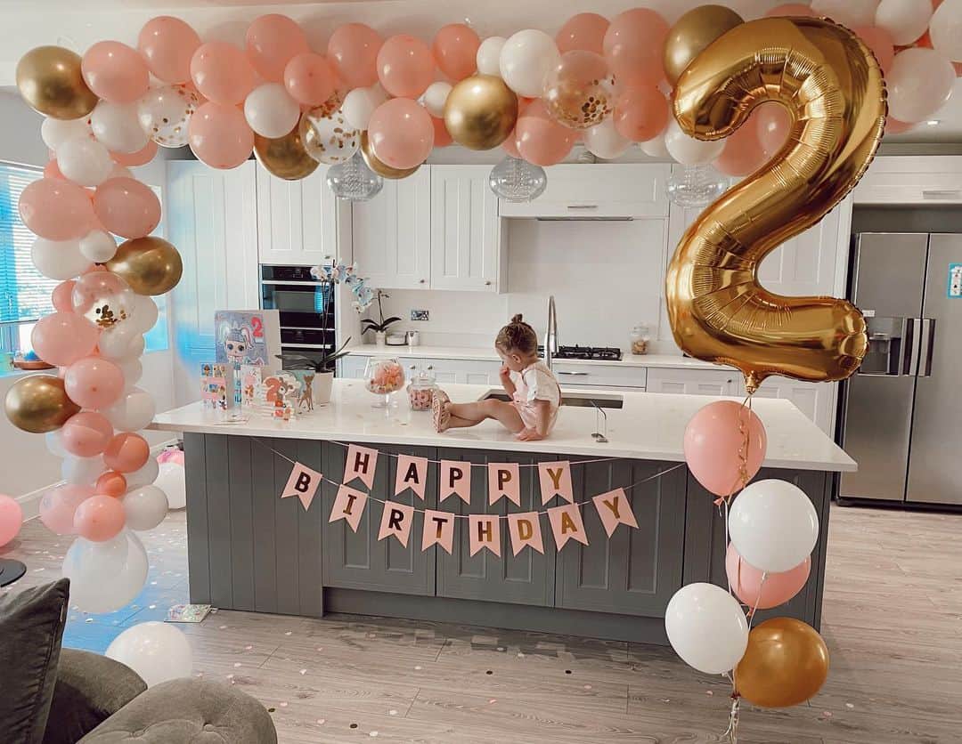 シェール・ロイドのインスタグラム：「Happy 2nd Birthday our darling Delilah-Rae 💕 Despite being in lockdown we’ve had the best day! Thank you for all of the lovely Birthday wishes 💕」