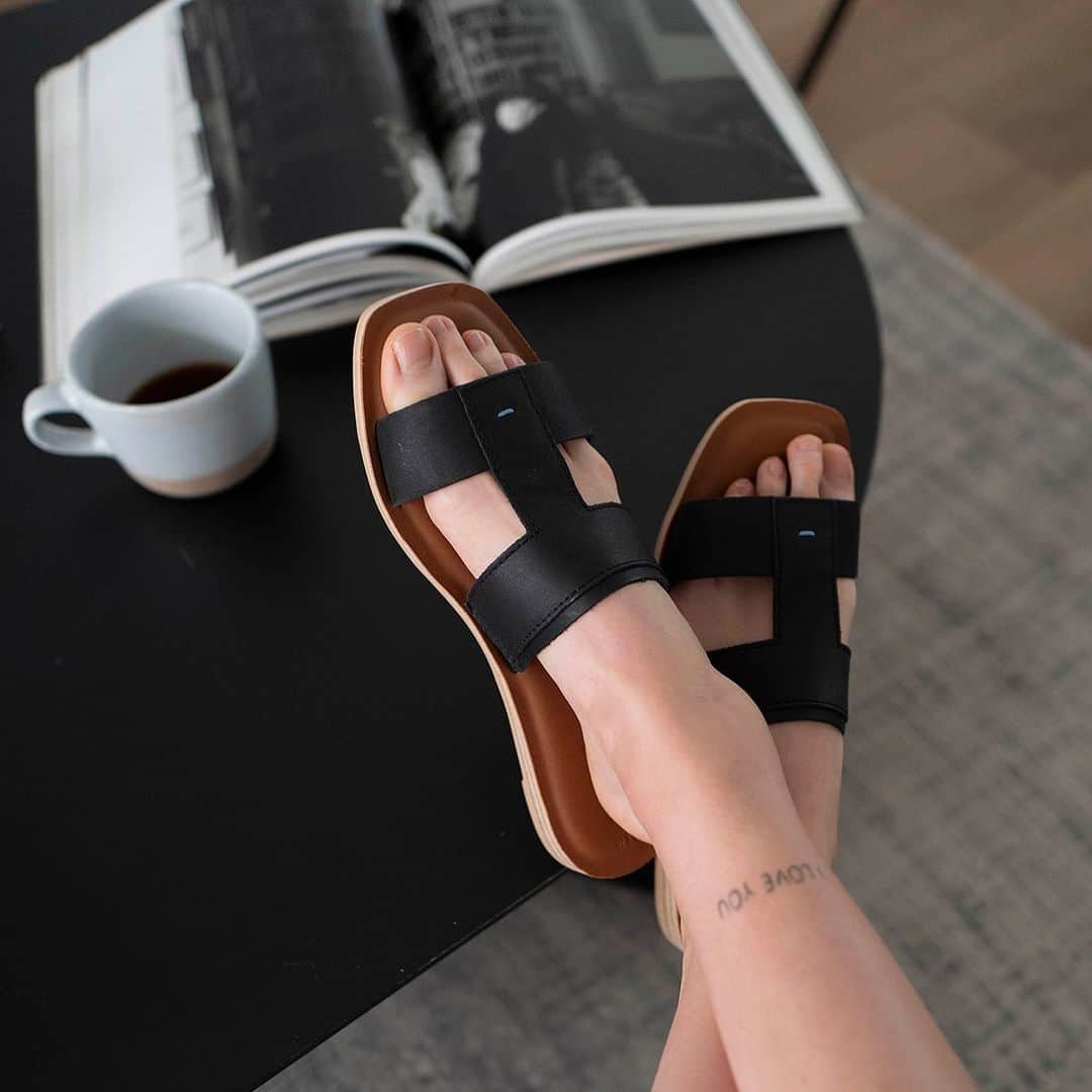 トムズシューズのインスタグラム：「Mornings with the Seacliff Sandals. ☕」