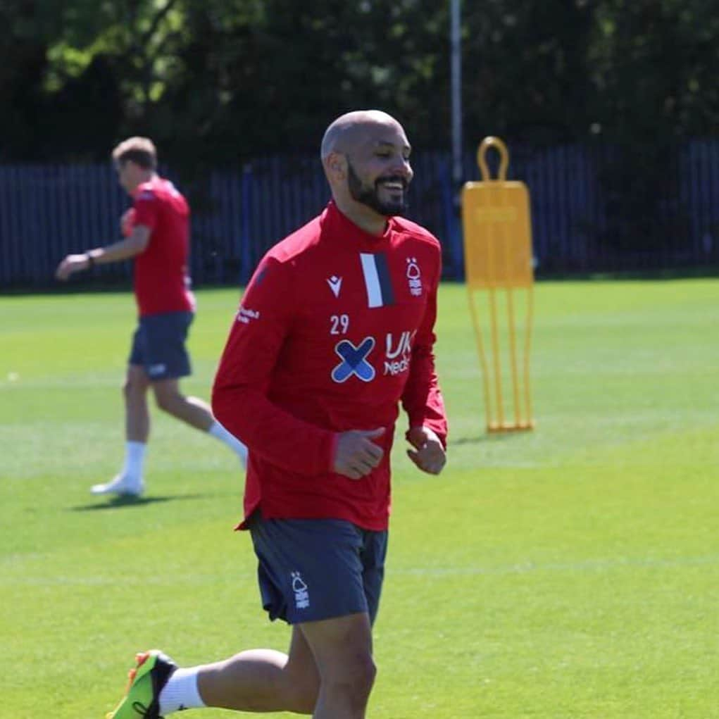 ヨアン・ベナルアンさんのインスタグラム写真 - (ヨアン・ベナルアンInstagram)「Happy to be back🔴🔴🔴🔴 #nottingham #nottinghamforest @officialnffc let’s do it 👊🏽🦅🎬」5月26日 2時12分 - benalouaneyohan