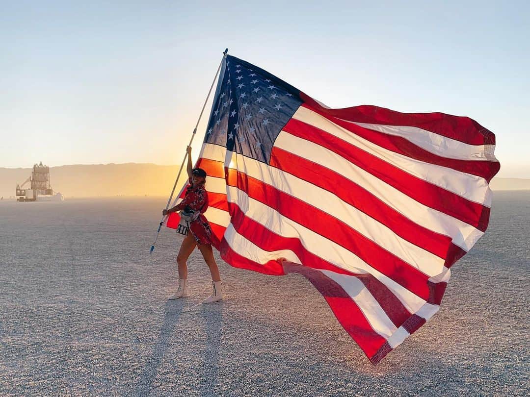 キャロライン・クラークのインスタグラム：「🇺🇸🇺🇸🇺🇸 Thank you to those who serve, have served or will serve our country! Thank you for fighting to protect your teammates on the ground as well as those of us who get to stay home and live out our unique pursuits of happiness 💕」