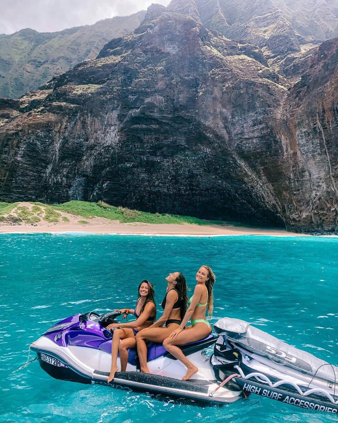 アラナ・ブランチャードのインスタグラム：「Yesterday’s adventures with these beautiful girls. Feeling like Kim k🤣」