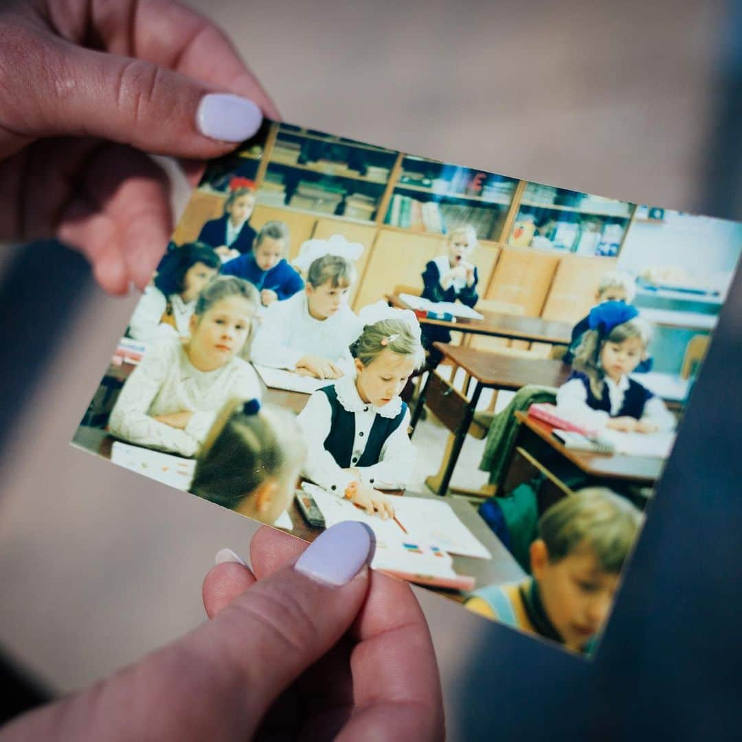 マリヤ・コロレバさんのインスタグラム写真 - (マリヤ・コロレバInstagram)「About a year and a half ago I took part in a project by @colinboydshafer called “Finding American” that tells stories of immigrants living in each of the 50 U.S. states. People are always surprised to hear that I was born in Russia and are fascinated about the life I lived there. I really enjoyed this opportunity to talk about the biggest transition in my life - my family’s move to California in 1999 🇷🇺✈️🇺🇸 • “Given the increasing negativity towards immigrants in the United States, there is value in telling honest stories about people who have migrated to the world’s most diverse country – a country built on immigration” - I think that this is so beautifully said...and that now, more than ever, we should celebrate the beautiful melting pot of people and backgrounds that make up our nation 🇺🇸 • If you’d like to read my story and see the photos, please visit the link in my bio or go to the project’s website www.findingamerican.com ✨ • #immigrant #russianamerican #fromrussiswithlove #russiangirls #yaroslavl #russia #onenation」5月26日 2時43分 - mkoroleva