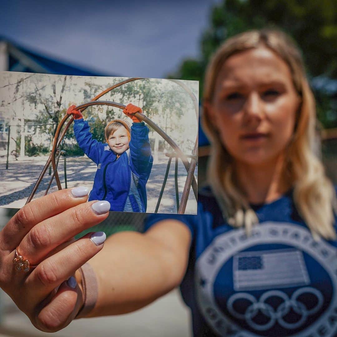 マリヤ・コロレバのインスタグラム：「About a year and a half ago I took part in a project by @colinboydshafer called “Finding American” that tells stories of immigrants living in each of the 50 U.S. states. People are always surprised to hear that I was born in Russia and are fascinated about the life I lived there. I really enjoyed this opportunity to talk about the biggest transition in my life - my family’s move to California in 1999 🇷🇺✈️🇺🇸 • “Given the increasing negativity towards immigrants in the United States, there is value in telling honest stories about people who have migrated to the world’s most diverse country – a country built on immigration” - I think that this is so beautifully said...and that now, more than ever, we should celebrate the beautiful melting pot of people and backgrounds that make up our nation 🇺🇸 • If you’d like to read my story and see the photos, please visit the link in my bio or go to the project’s website www.findingamerican.com ✨ • #immigrant #russianamerican #fromrussiswithlove #russiangirls #yaroslavl #russia #onenation」