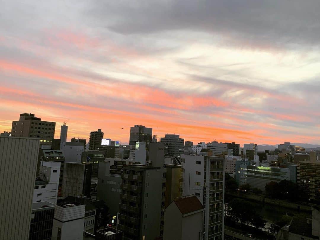 三村遙佳さんのインスタグラム写真 - (三村遙佳Instagram)「下書きにたまってた。 夕陽です~オレンジ色~。 どこでとったのかも いつとったのかも おぼえてないや。。。 #夕陽　#夕陽が綺麗」5月26日 3時06分 - mimuraharuka_1027